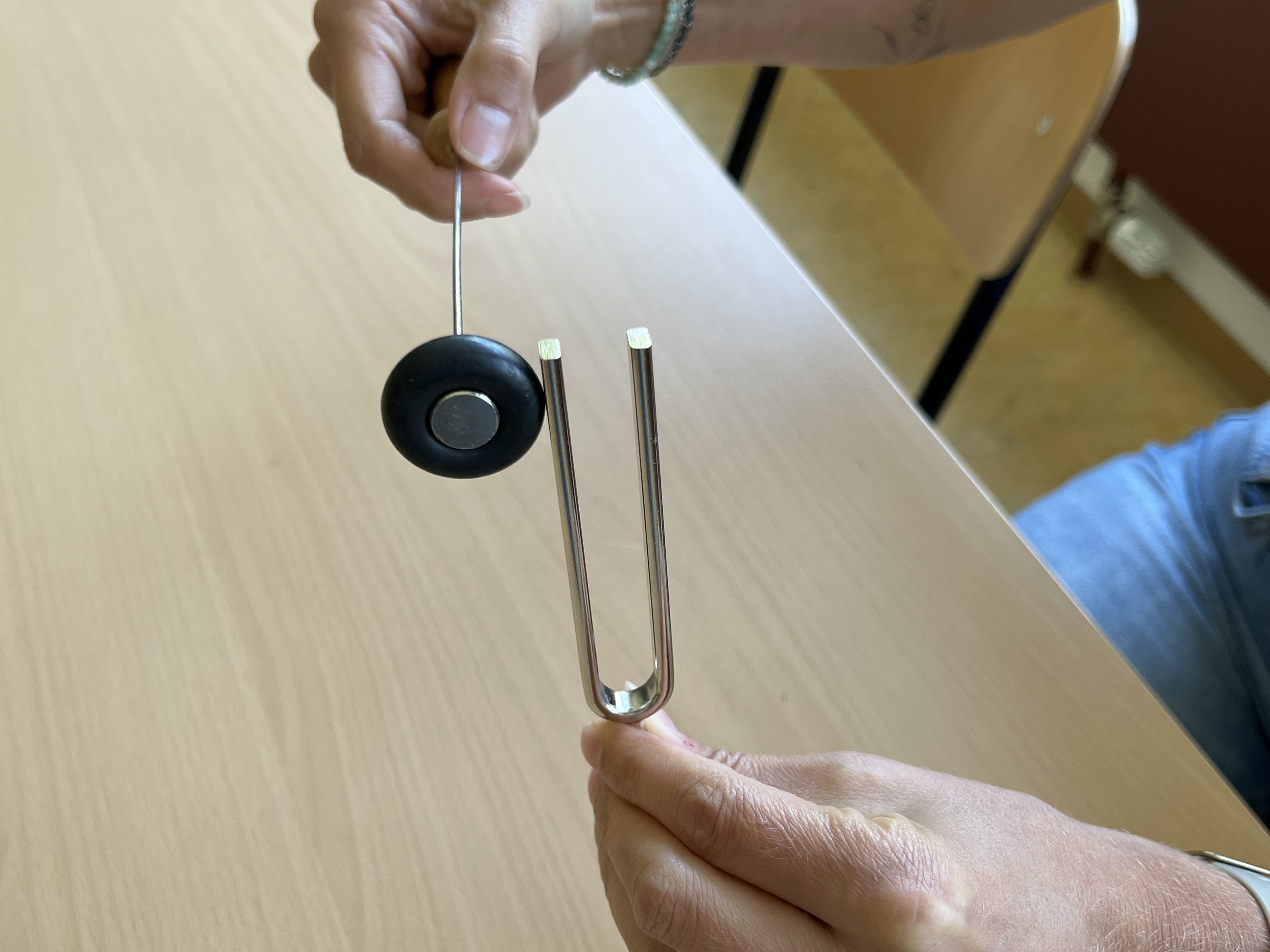 Stimmgabel seitlich anschlagen