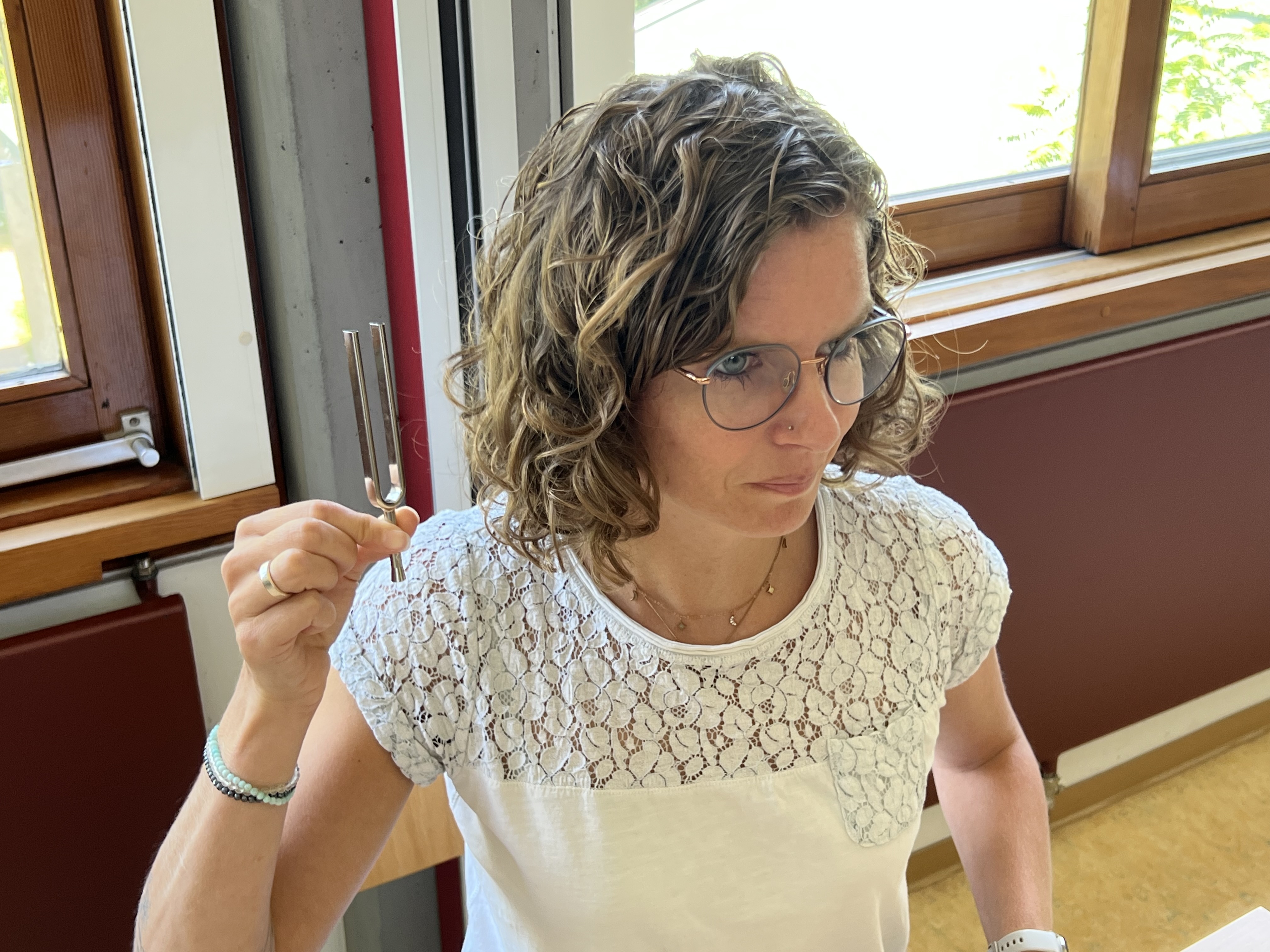 Stimmgabel neben Ohr